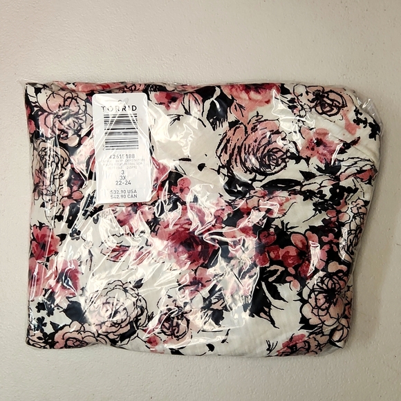 ❤️NWT VINTAGE TORRID TEE - FLORAL PRINT POCKET TEE V-NECK, SOFT COTTON SLUB - 3X - Picture 4 of 10